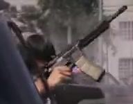 Assault rifle — Afgevuurd uit passagiersraam. HUD toont hetzelfde wapen.