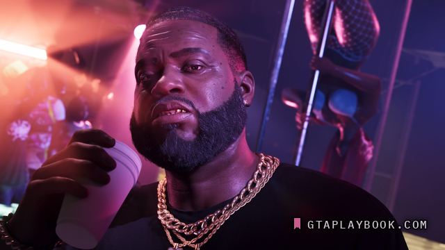 Boobie Ike — Close-up onder podiumlicht met een beker in de hand