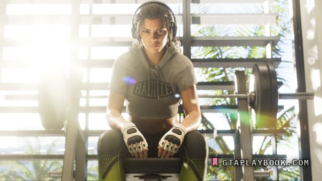 Lucia Caminos — In de sportschool op een krachtapparaat, BADDIE-hoodie, koptelefoon en