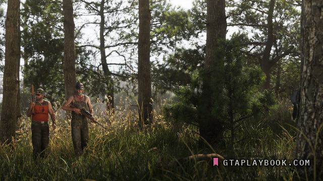 Mount Kalaga National Park — Twee jagers in het dennenbos, een met een oranje