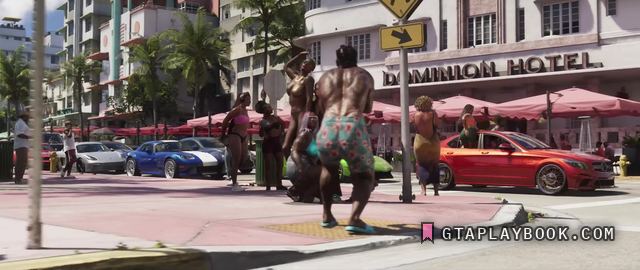Ocean Drive — Boulevard met parasols, zonnebaders en geparkeerde sportwagens.